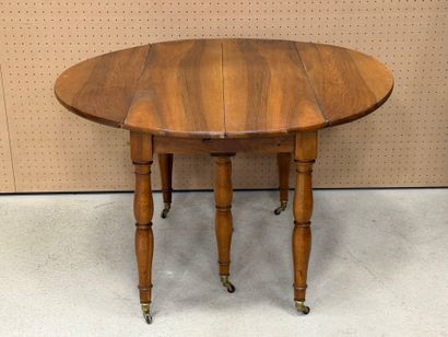 Table à volets à six pieds en noyer XIX°
Pietement...