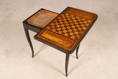 Table à jeux à pieds cambrés, le plateau...