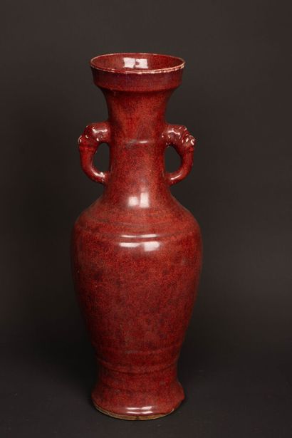 Grand vase balustre à anses en porcelaine...