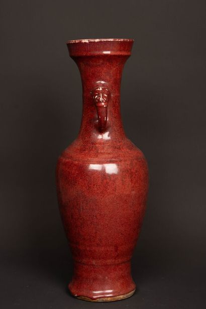 Grand vase balustre à anses en porcelaine...