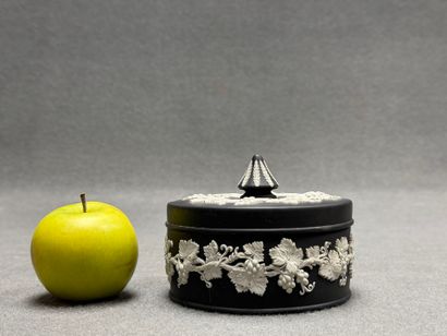 WEDGWOOD. 
Bonbonnière en biscuit dit jasperware,...