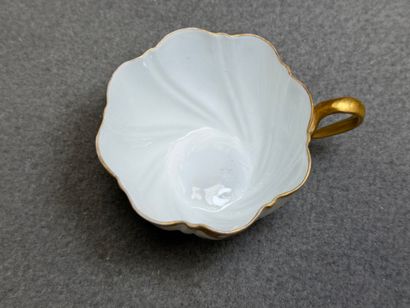 Deux tasses et soucoupes en porcelaine. 
H....