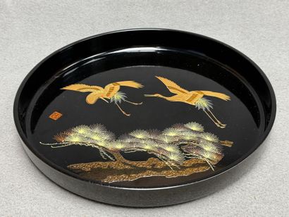 Plateau en laque japonaise à décor de grues.
D:35...