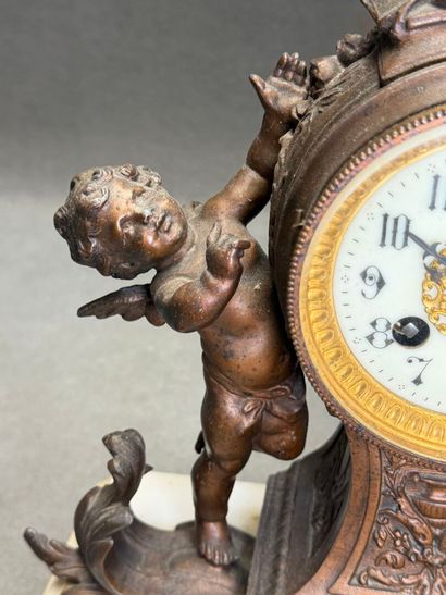 Amour désarmé d'après Auguste Moreau. 
Pendule...