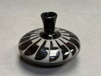 Vase toupie en verre gravé marqué Navajo....