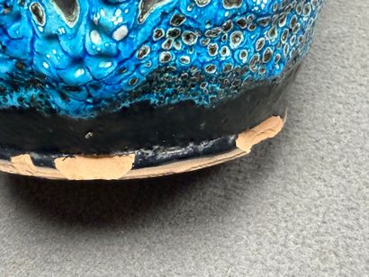 Grand vase en grès émaillé. 
H. :38 cm. 
éclats...