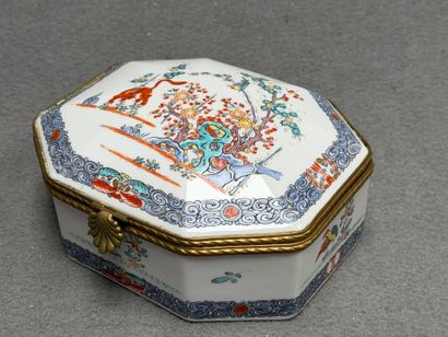 Bonbonnière en porcelaine décor Kakiemon,...