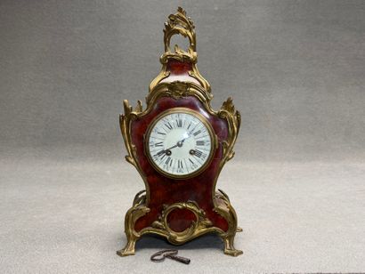 Cartel tête de poupée en écaille et bronze....