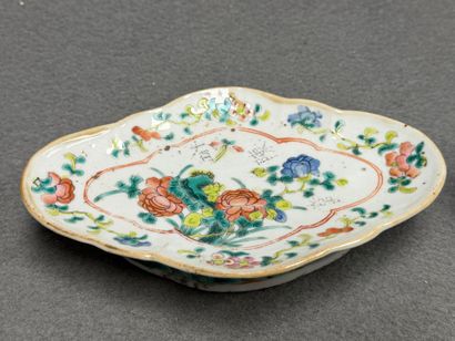 Coupe sur talon et paire de petites théières...