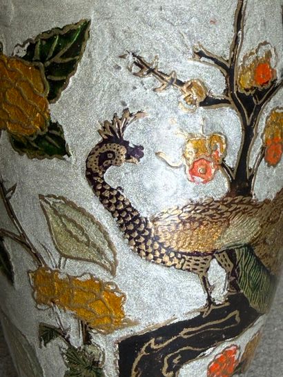 Vase en émaux sur cuivre à décor d'oiseau...