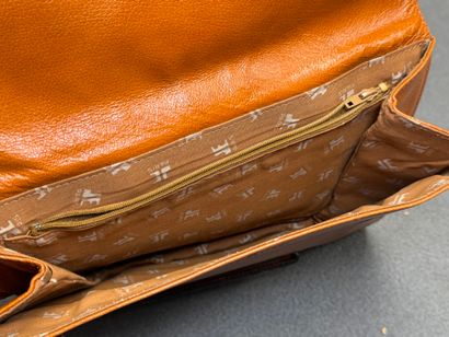 Jacques Esterel à Paris. 
Pochette en cuir...