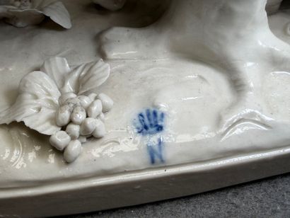 Bouc et amours. 
Groupe en porcelaine de...