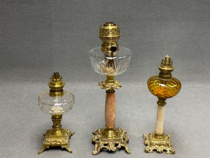 Ensemble de trois lampes à pétrole , réservoir...