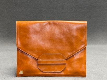 Jacques Esterel à Paris. 
Pochette en cuir...