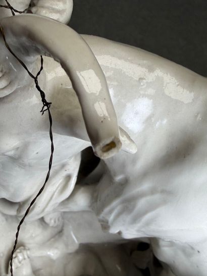 Bouc et amours. 
Groupe en porcelaine de...
