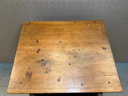 Table de chevet à une porte et un tiroir....