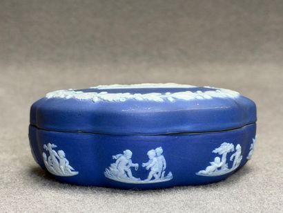 WEDGWOOD:
Bonbonnière en biscuit, style néo-classique....