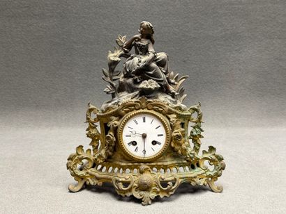 Pendule en régule patiné à décor de femme.
Fin...