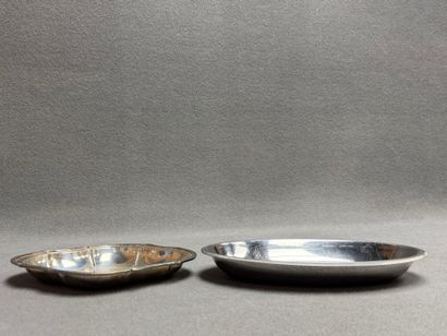 Deux petits plats en métal argenté. 
34 x...