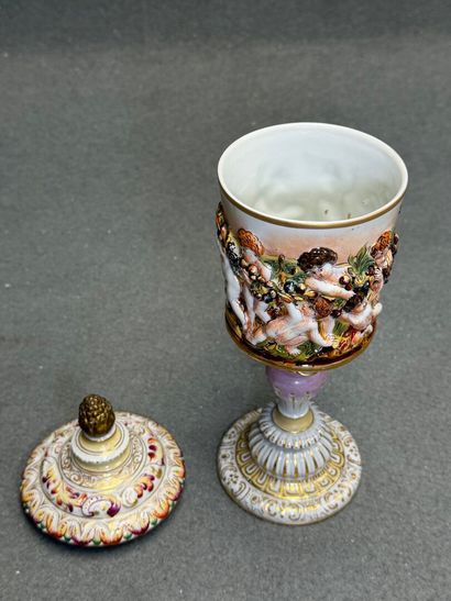 Pot couvert sur piédouche à décor d'une ronde...
