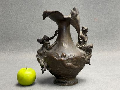 Vase en étain à décor de fées. 
H. :28 c...