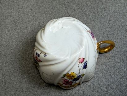 Deux tasses et soucoupes en porcelaine. 
H....