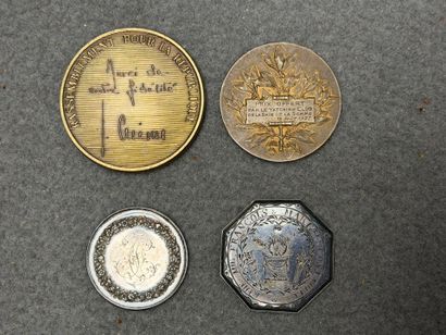 Quatre médailles. dont deux jetons en argent
D....