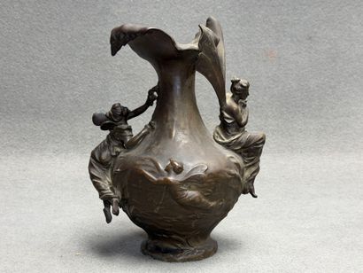 Vase en étain à décor de fées. 
H. :28 c...
