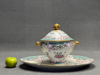 Soupière et plat ovale en porcelaine décor...