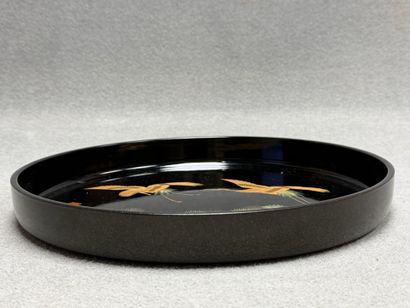 Plateau en laque japonaise à décor de grues.
D:35...