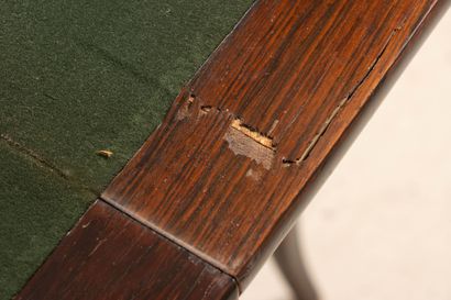 Table à jeux à pieds cambrés, le plateau...