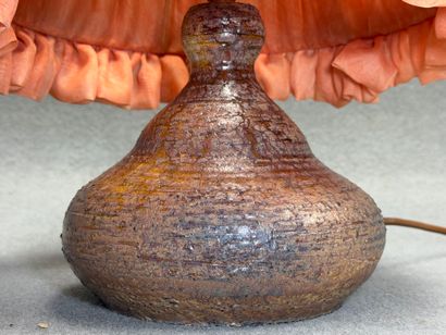 ATELIER SÉSAME, à Vallauris. 
Lampe en céramique...