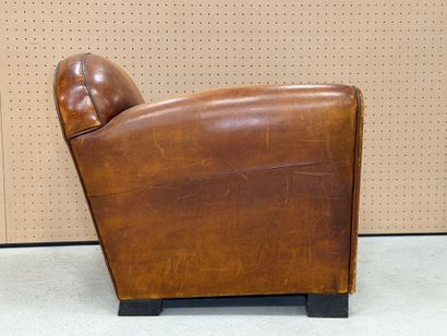 Fauteuil club en cuir. 
70 x 77 x 75 cm.