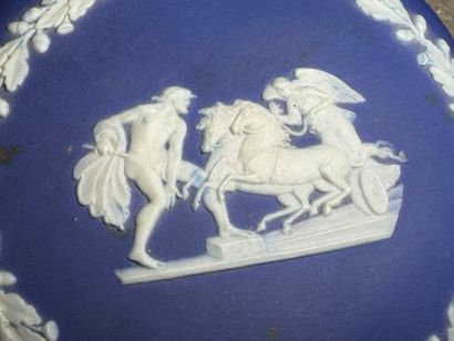WEDGWOOD:
Bonbonnière en biscuit, style néo-classique....