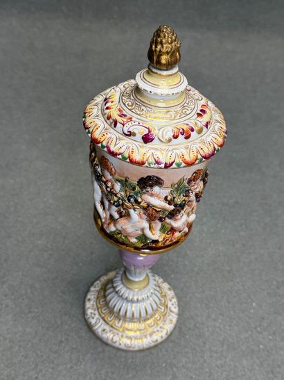 Pot couvert sur piédouche à décor d'une ronde...