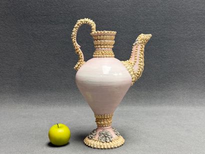 Aiguière en céramique à décor en trompe l'oeil...