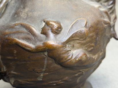 Vase en étain à décor de fées. 
H. :28 c...