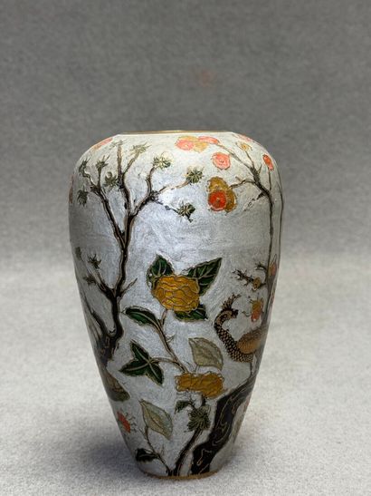 Vase en émaux sur cuivre à décor d'oiseau...