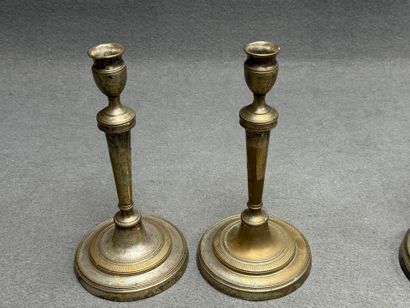 Deux paires de bougeoirs en métal argenté....