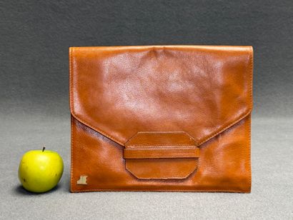 Jacques Esterel à Paris. 
Pochette en cuir...