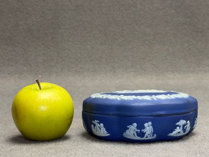 WEDGWOOD:
Bonbonnière en biscuit, style néo-classique....