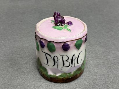 Deux assiettes et pot à tabac en faïence....