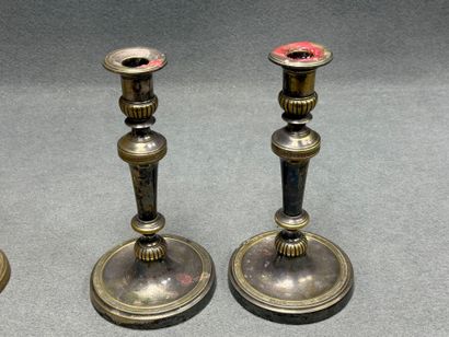 Deux paires de bougeoirs en métal argenté....