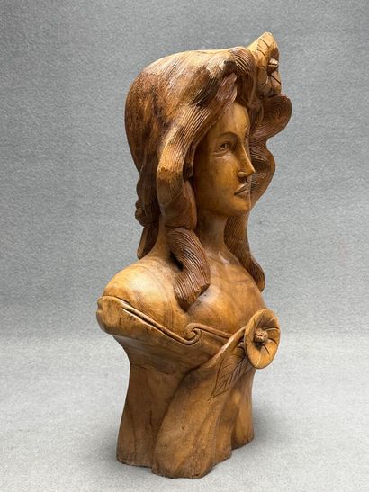 Buste de femme en bois sculpté.
H. :56 c...