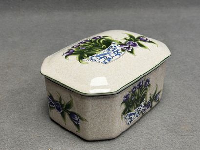 Boite en céramique à décor de tulipes mauves.
21...