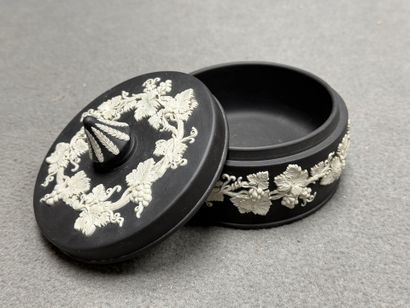 WEDGWOOD. 
Bonbonnière en biscuit dit jasperware,...