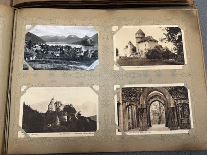 Deux albums de cartes postales. 
27 x 37...