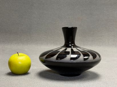 Vase toupie en verre gravé marqué Navajo....