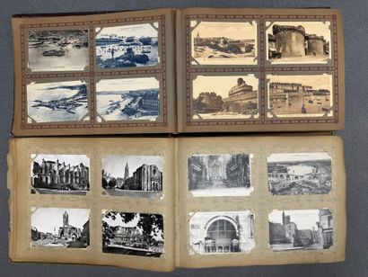 Deux albums de cartes postales. 
27 x 37...