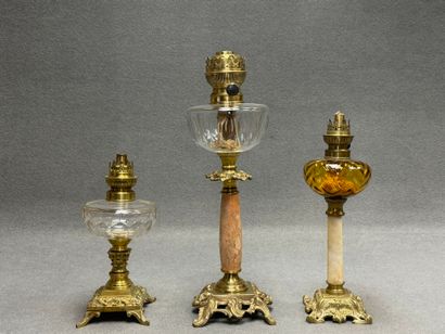 Ensemble de trois lampes à pétrole , réservoir...